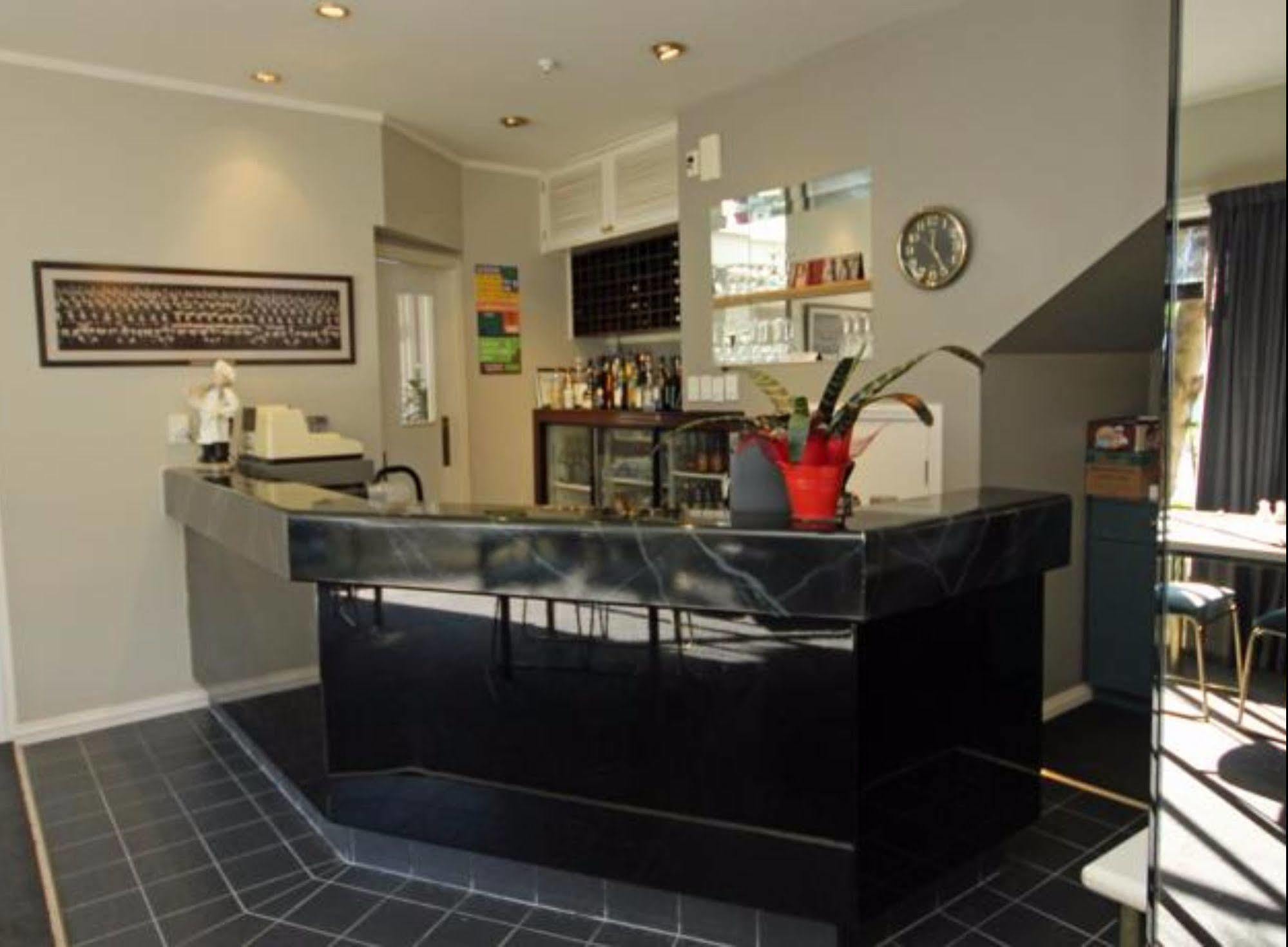 Champers Motor Inn Лоуэр-Хатт Экстерьер фото